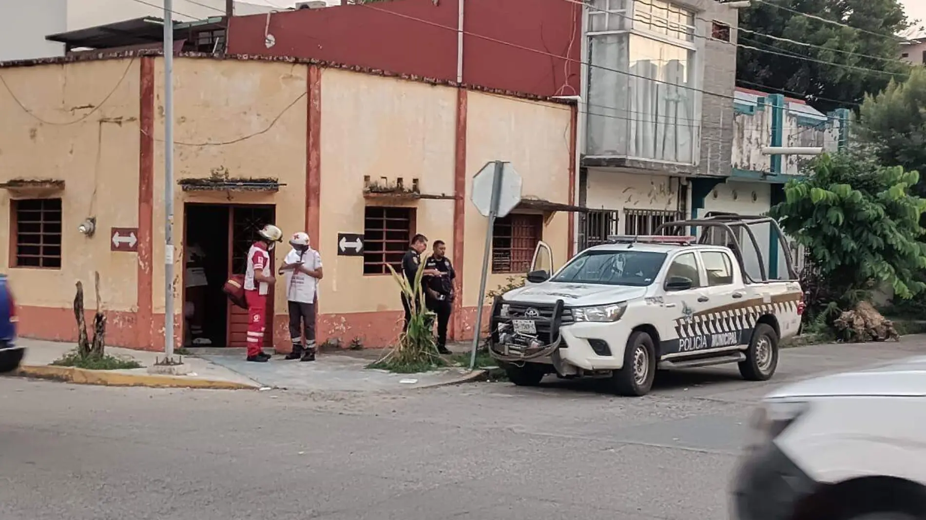 paramédicos de la cruz roja y policia municipal